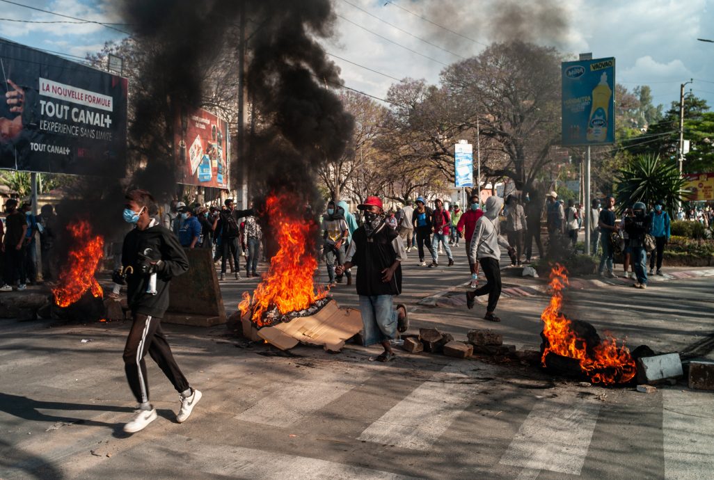 马达加斯加首都Z世代抗议酿死伤 正反阵营同日上街对峙