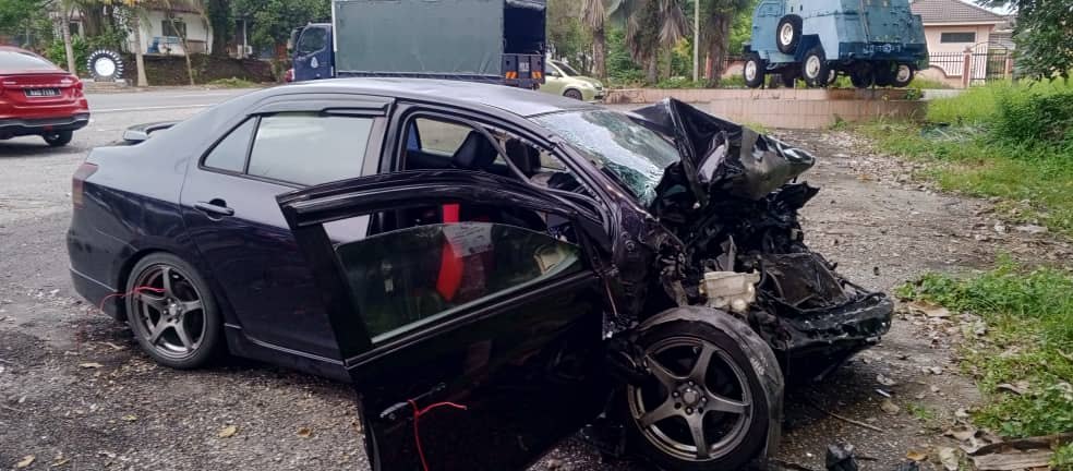 驾车遭重型拖车撞击 警员命丧现场