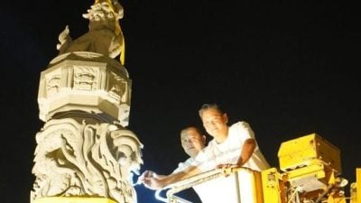 高空作业车登高 为龙柱进行开光仪式