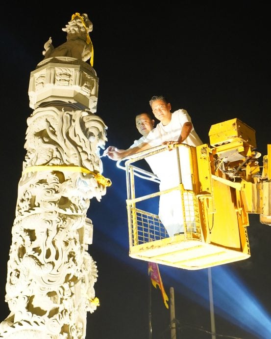 高空作业车登高 为龙柱进行开光仪式