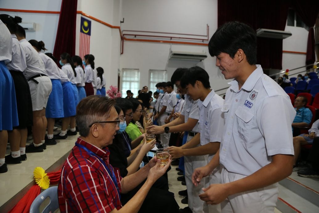 黄胜全:教师应坚守立德树人根本 仅授知识或被AI取代