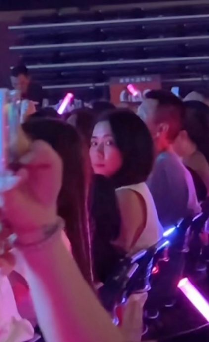 黎明妻女现身深圳个唱 发现遭偷拍火速离场