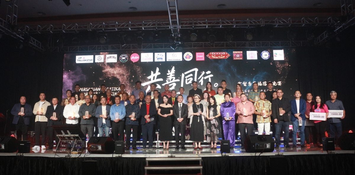 (2/2TVB)港艺人星光熠熠齐聚亚庇 慈善晚宴演出