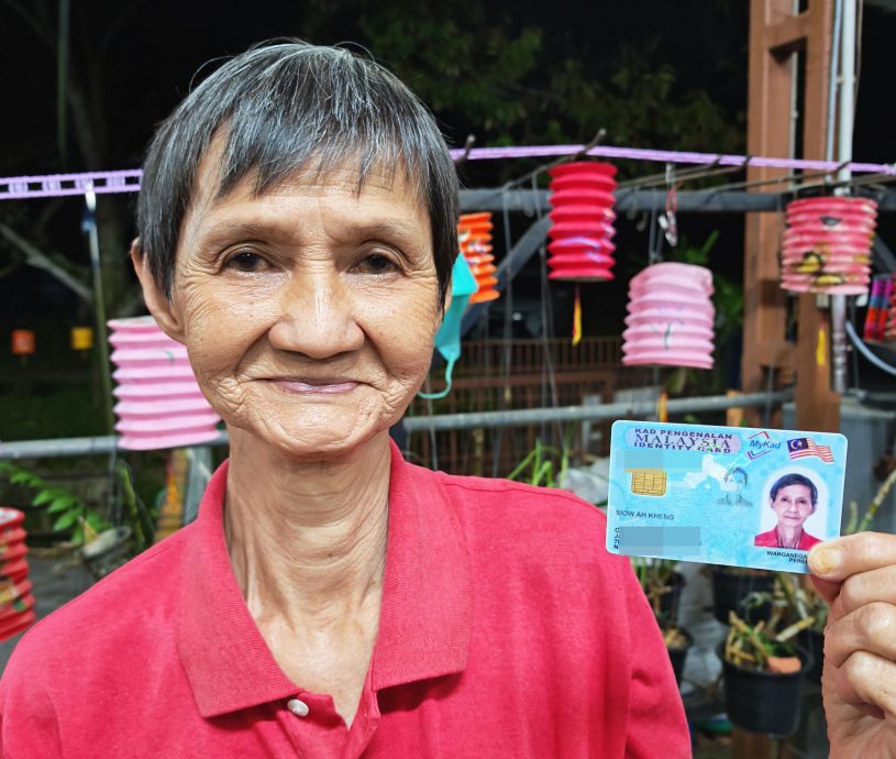 （供星洲网）全国版/72岁老妇半生遗憾终圆梦 森民政党助成功申请蓝登记