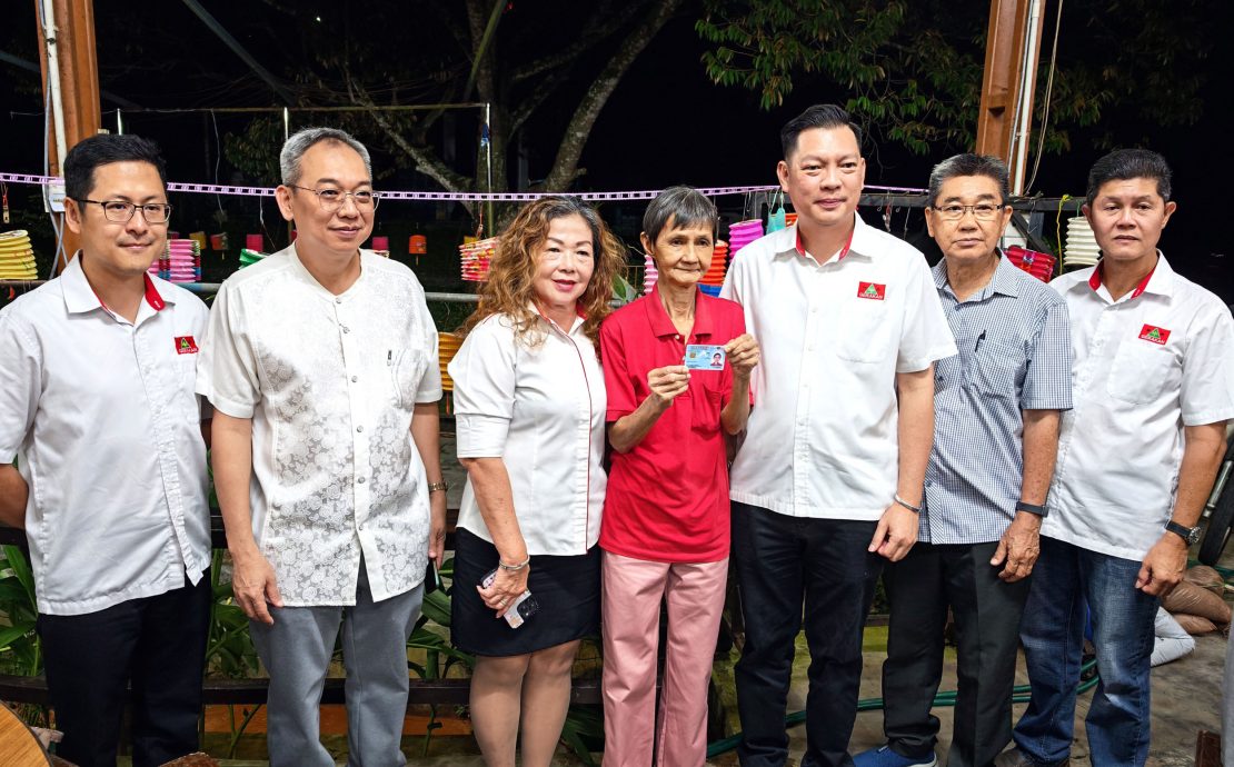 （供星洲网）全国版/72岁老妇半生遗憾终圆梦 森民政党助成功申请蓝登记