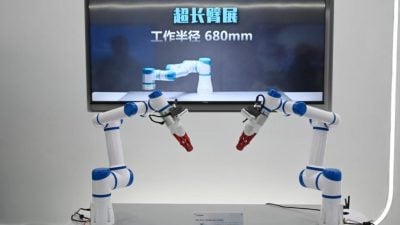 湖南比邻星研发高智能生产线  六轴机器人精准到位