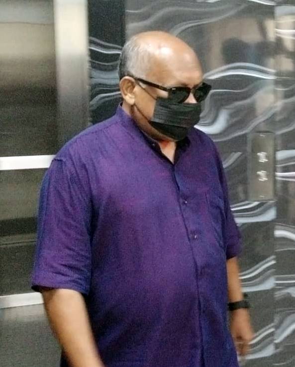 (全国版)退伍军人协会前宣传主任被控12项控状不认罪。