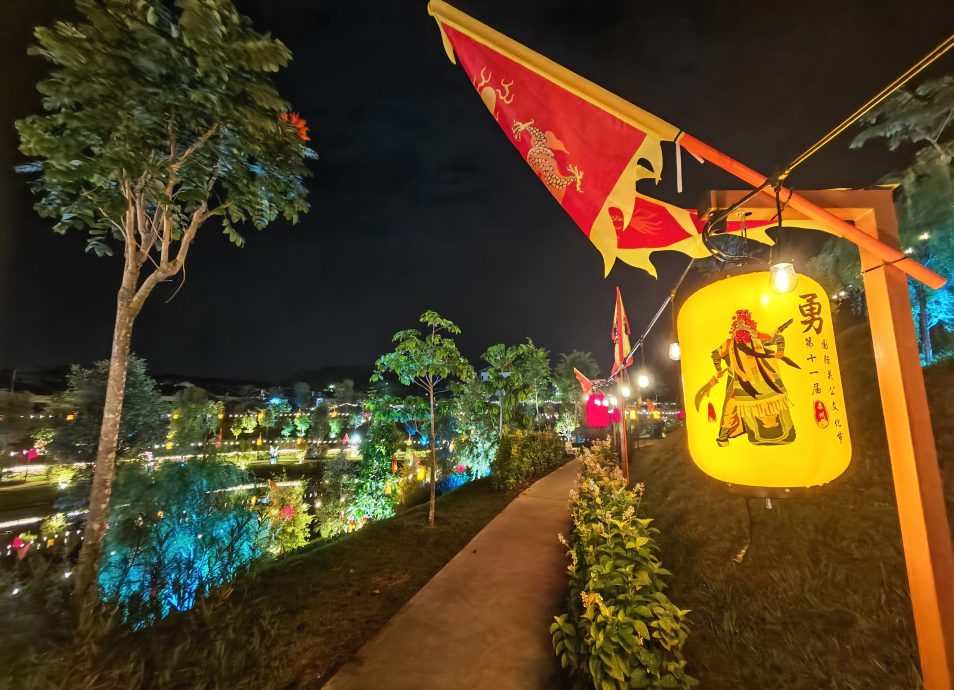 （刊期10月7日）星角摄：关公文化节灯饰布置