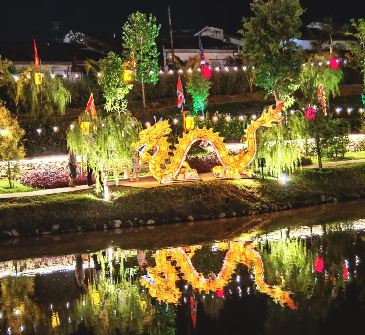 （刊期10月7日）星角摄：关公文化节灯饰布置