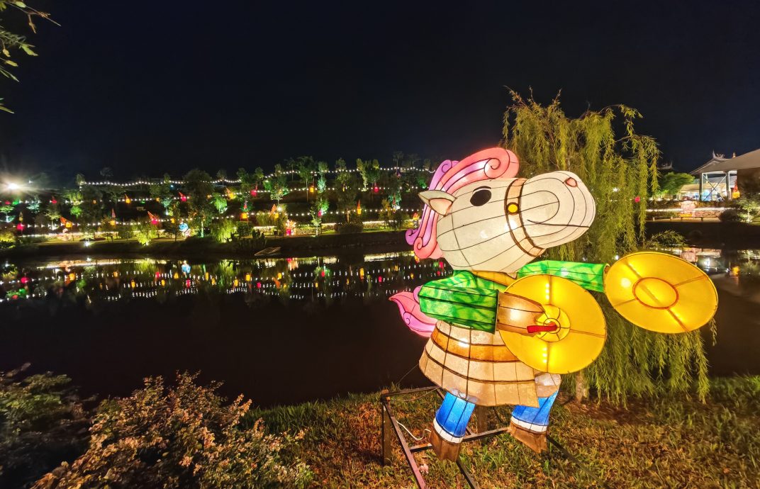 （刊期10月7日）星角摄：关公文化节灯饰布置