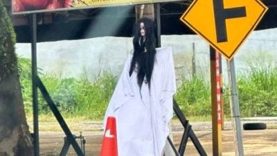 路旁挂“鬼”造型 太惊吓    业者搞噱头 执法员令取下