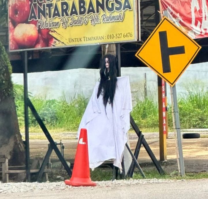 (古城封面副文)业者以“鬼魅人头”作噱头,执法人员下令取下