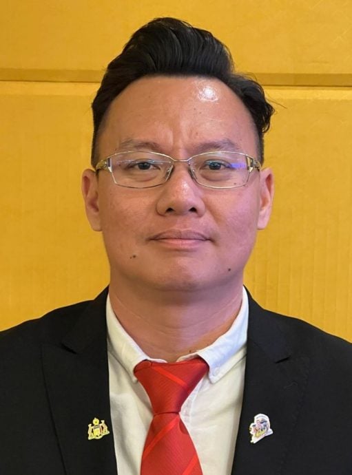 (古城封面副文)业者以“鬼魅人头”作噱头,执法人员下令取下