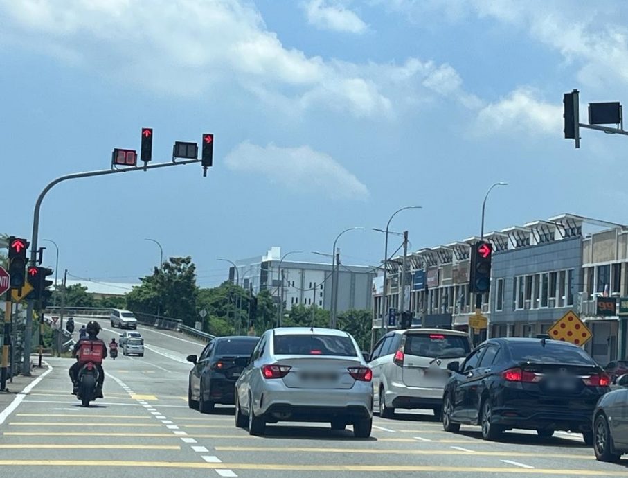 （古城封面副文）谢守钦建议夜间非繁忙时段路口交通灯试行闪黄灯模式，节省民众出行时间