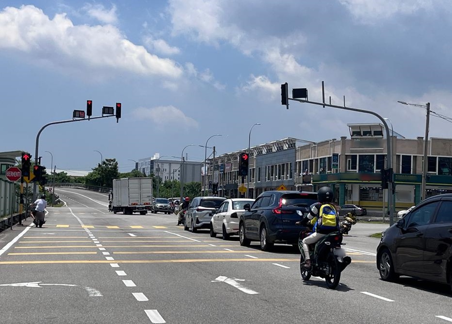 （古城封面副文）谢守钦建议夜间非繁忙时段路口交通灯试行闪黄灯模式，节省民众出行时间