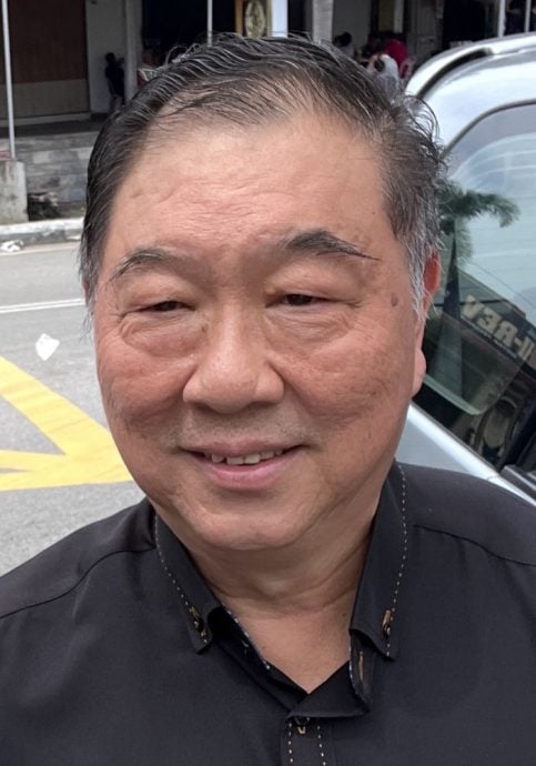 (古城封面副文)阿依默茂花园不少大型交通工具停放路旁,影响车辆通行