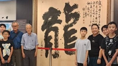 培二六年级7学生   参观沈慕羽文物馆