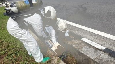 货柜车途经近野新大道收费站 储罐破损化学液体泄漏