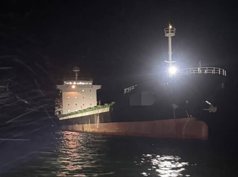 (古城版)外国货轮疑在甲海域非法抛锚停泊被扣查