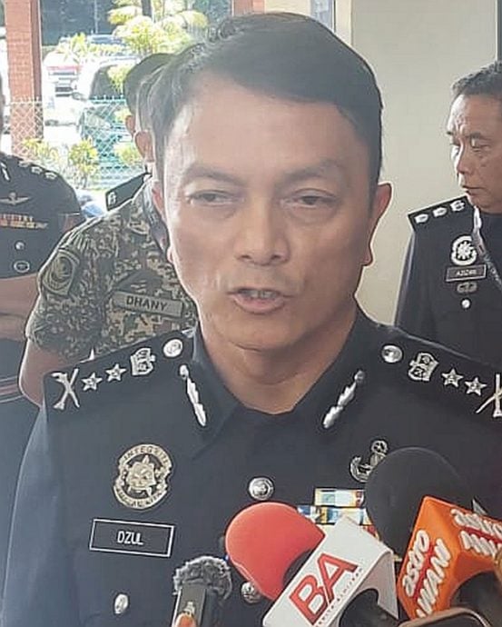 (古城版)女子在路边被前男友以武士刀及刀子挟持上车掳走