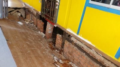 屋主一家庆屠妖节   门廊突坍塌4人跌倒