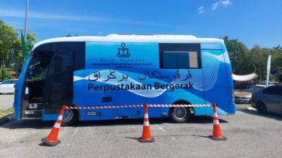 开进市区让访客登巴士阅读   流动图书馆舒适整洁