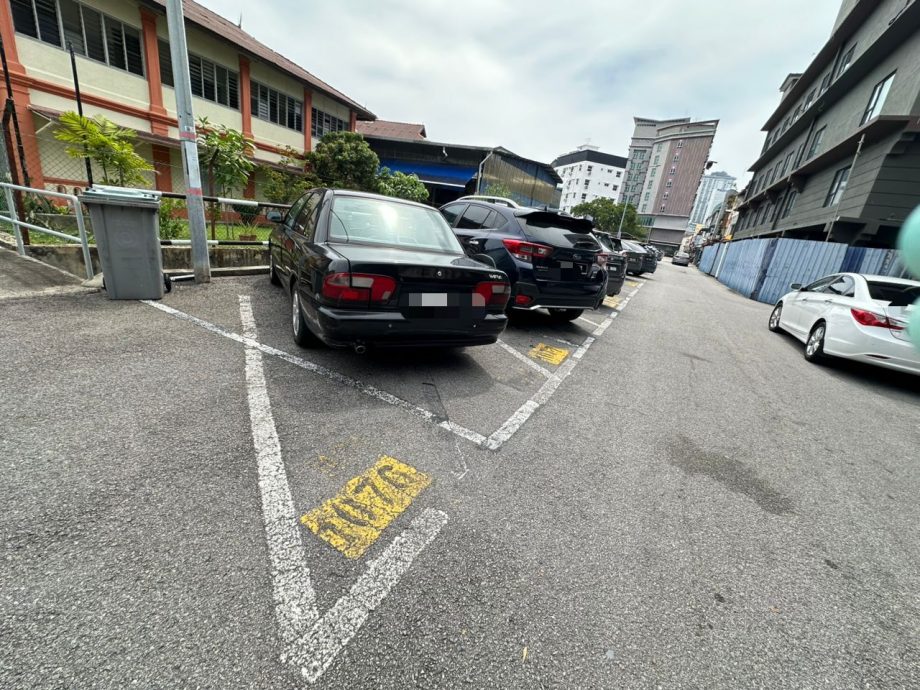 (古城第三版主文)马六甲拉也停车格“斜直交错” 造成民众混淆