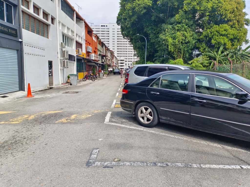 (古城第三版主文)马六甲拉也停车格“斜直交错” 造成民众混淆