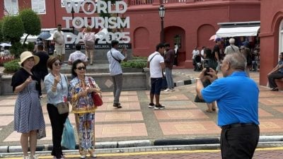 屠妖节假期迎观光潮 游客摆甫士成景区亮点