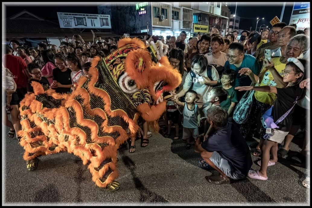 (古城第五版主文)31日起办卫塞节花车游行摄影展 免费开放公众参观