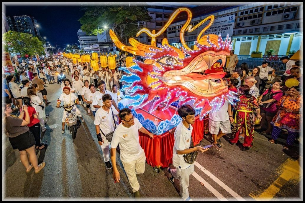 (古城第五版主文)31日起办卫塞节花车游行摄影展 免费开放公众参观