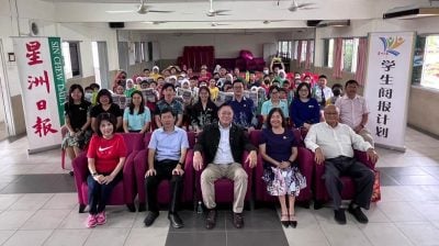 立人学校举行星洲赠报仪式 | 人生须有方向与理想  苏进权分享“五个管理”