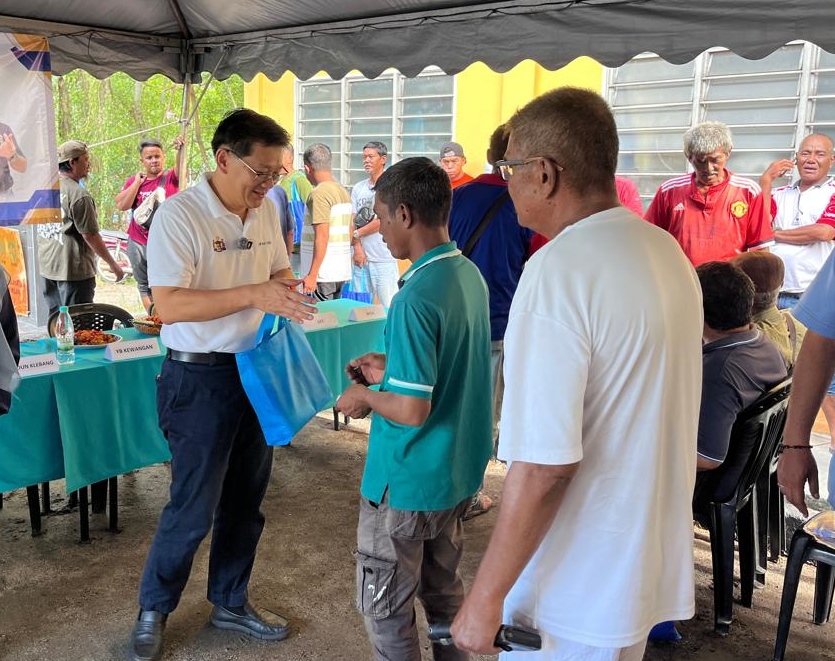 (古城第四版主文)吉里望人民代议士为人民计划活动,林万锋与渔民午叙