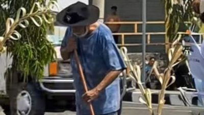 东帝汶总理亲自扫街 平民作风圈粉