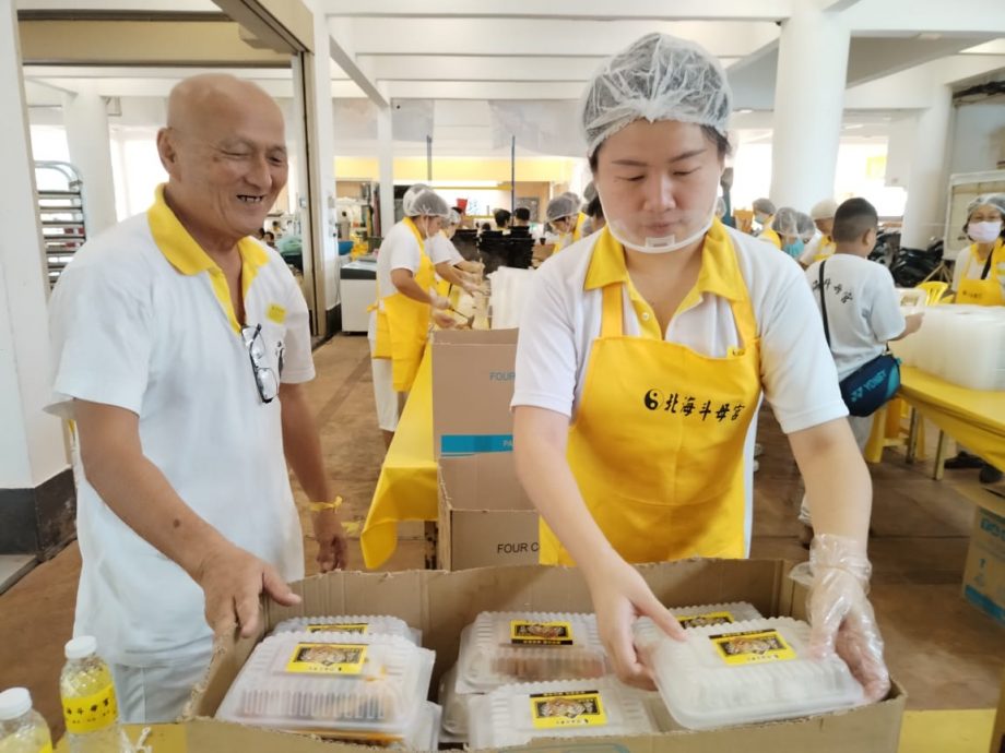 (大北马 )北海斗母宫庆典首日派发的素食盒饭创新高。