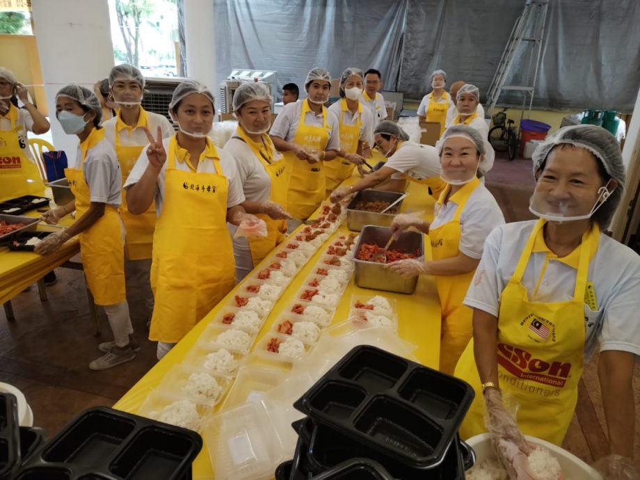 (大北马 )北海斗母宫庆典首日派发的素食盒饭创新高。