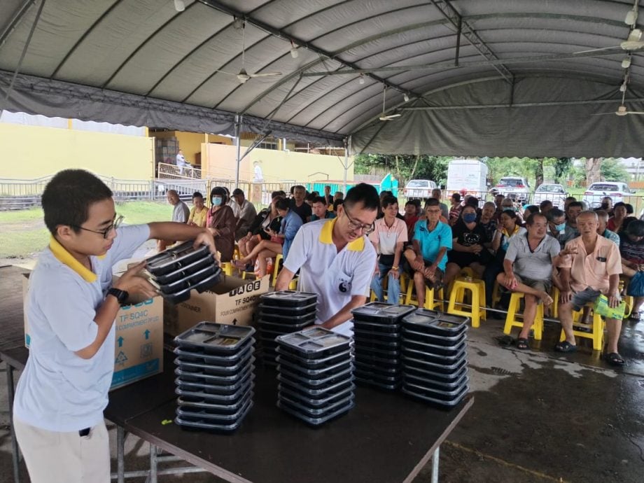 (大北马 )北海斗母宫庆典首日派发的素食盒饭创新高。