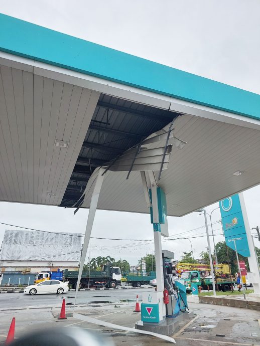 （大北马） 强风吹袭 巴里文打太平路 树倒 广告牌板吹歪