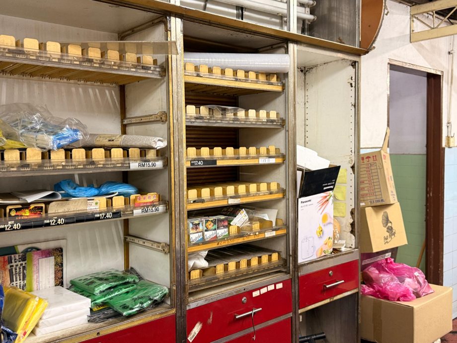 (大北马)10月1日起-商店禁展示香烟 商家“不知情” “忘执行”