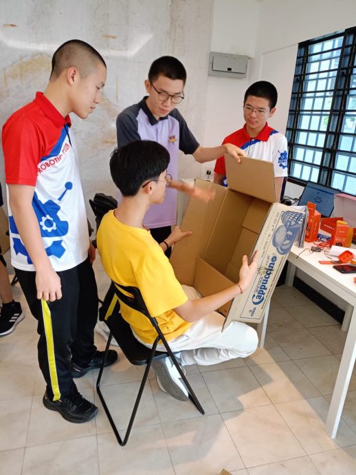 (大北马)40名中学生参与AI工作坊,收获满满。