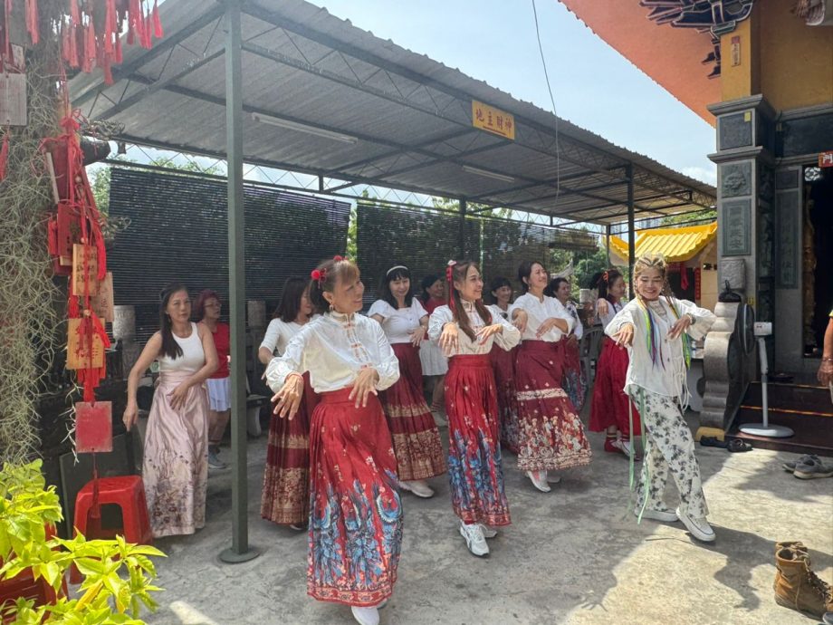 （大北马）中秋节、天赦日及月下老人圣诞“三重吉日”，北海天公坛火鼎盛。