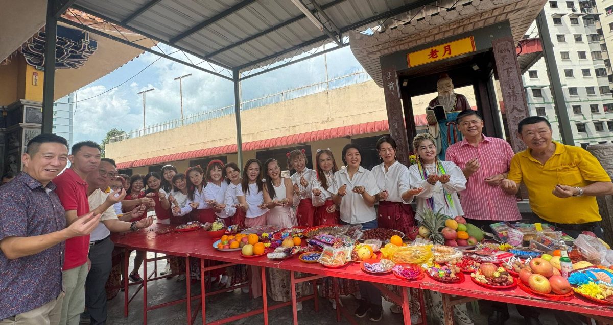 （大北马）中秋节、天赦日及月下老人圣诞“三重吉日”，北海天公坛火鼎盛。