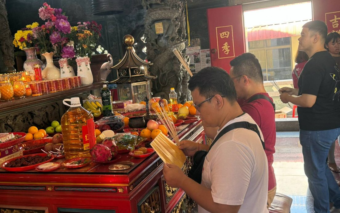 （大北马）中秋节、天赦日及月下老人圣诞“三重吉日”，北海天公坛火鼎盛。