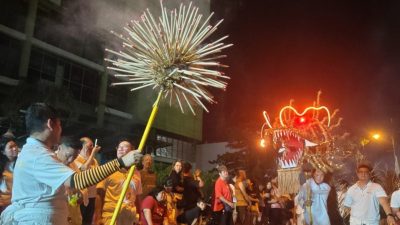 九皇大帝圣驾出巡游境   101尺香火龙亮相喷火