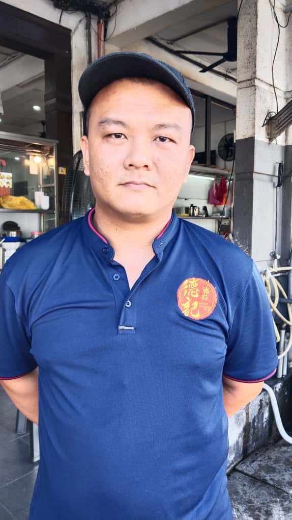 佳乡岭商业中心闸杆停车启用 商家:生意额跌半