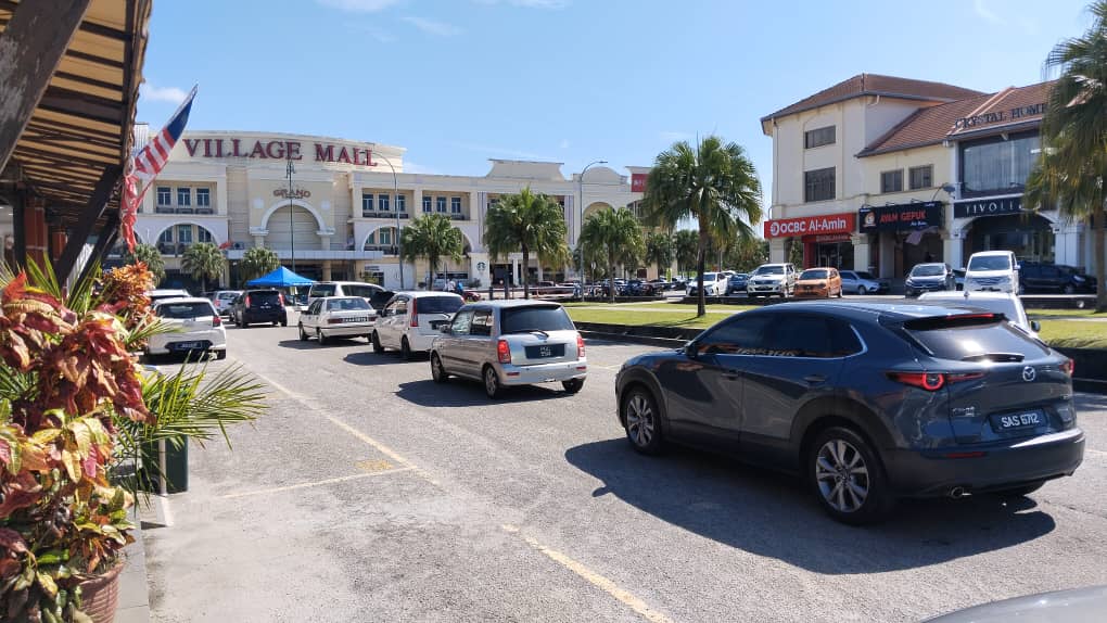 佳乡岭商业中心闸杆停车启用 商家:生意额跌半