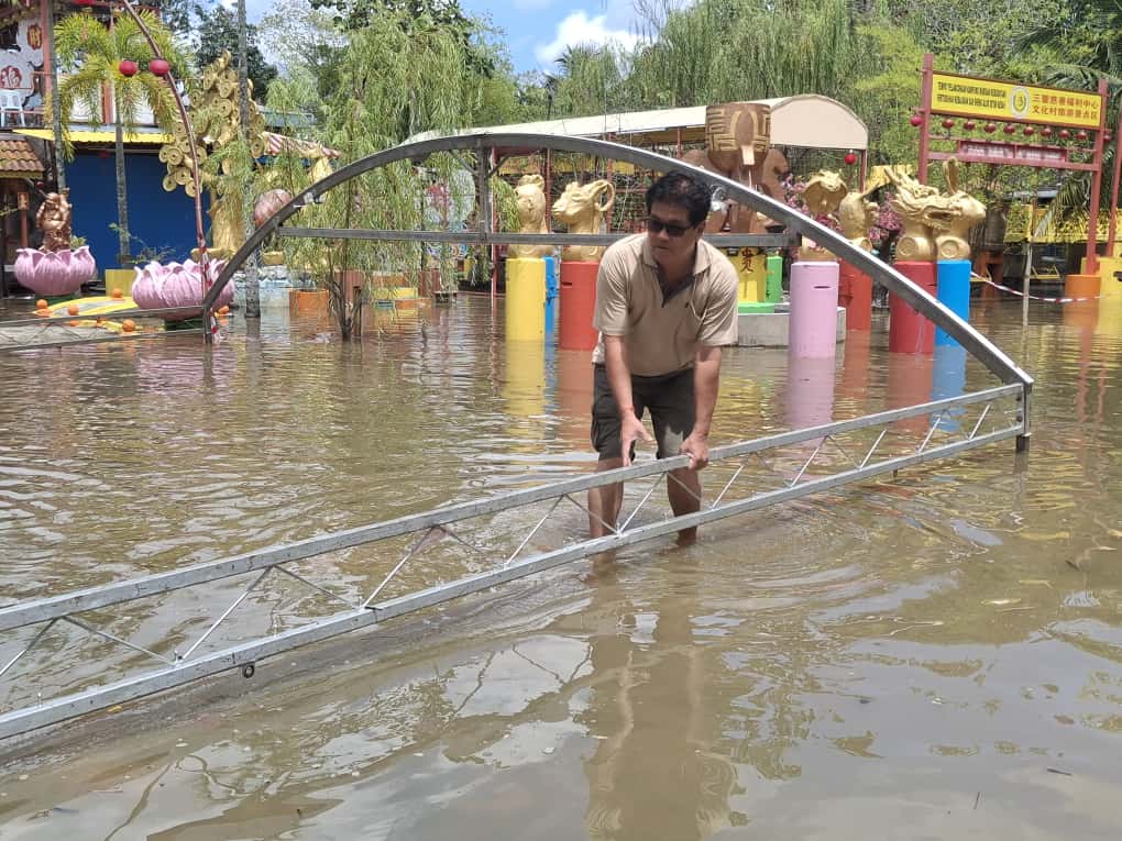 （大北马）吉北两县水灾：笼呀河水倒灌民宅，华妇理发师被逼关店已三天