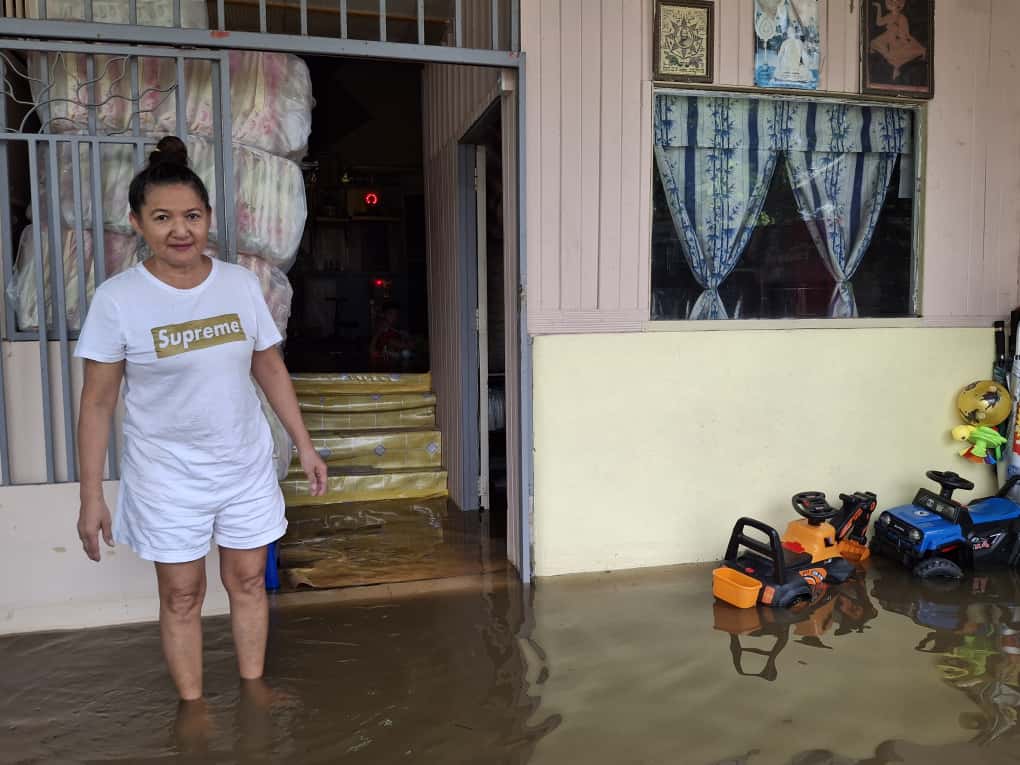 （大北马）吉北两县水灾：笼呀河水倒灌民宅，华妇理发师被逼关店已三天