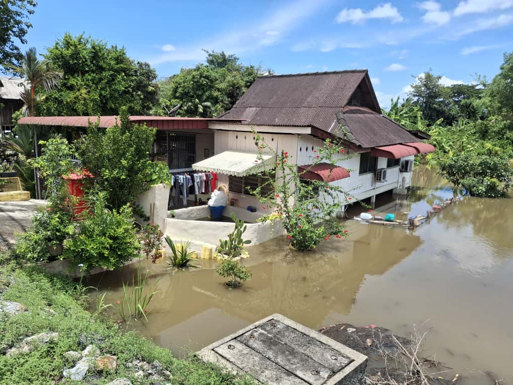 （大北马）吉北两县水灾：笼呀河水倒灌民宅，华妇理发师被逼关店已三天