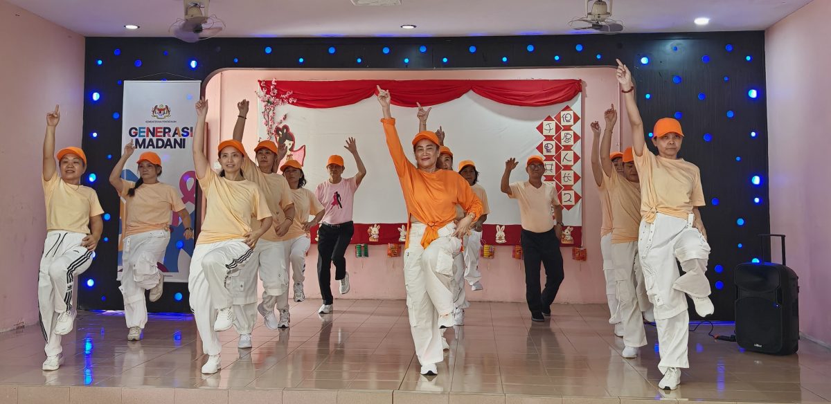 （大北马）吉打亚依淡育民华小93周年校庆，逾百名校友回到母校忆当年，当中还包括三代同堂的校友。